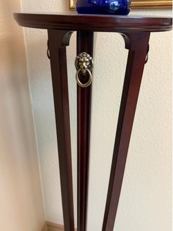 Bombay Company mahogany plant stand features a distinct brass lion's head ring pull accent
