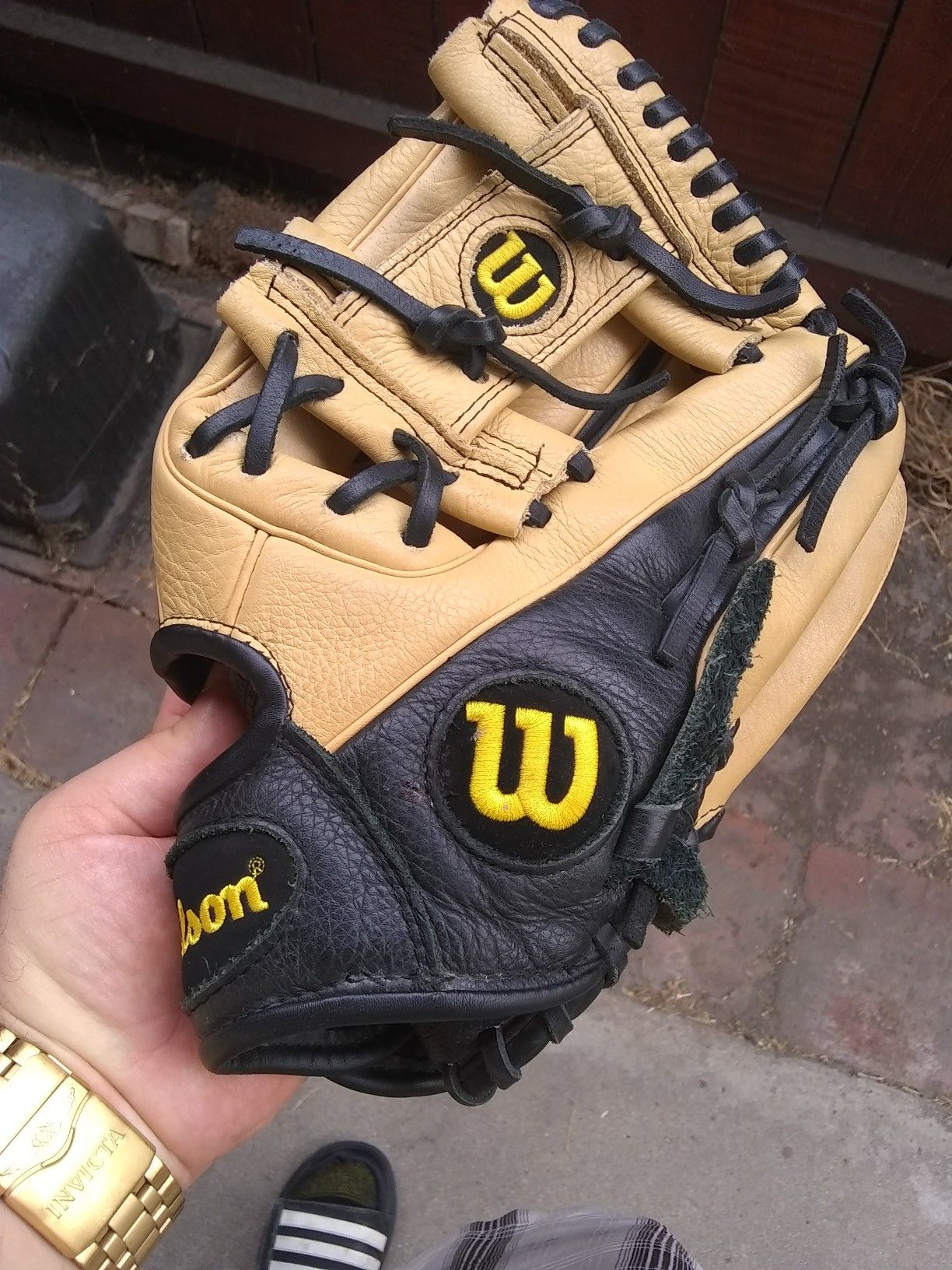 Wilson A500 leather baseball glove