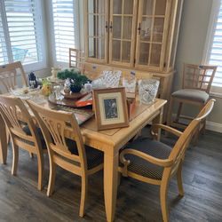 Nice Dining Room Set & Hutch