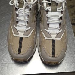 Fendi size 9 women's shoe comes with a Box