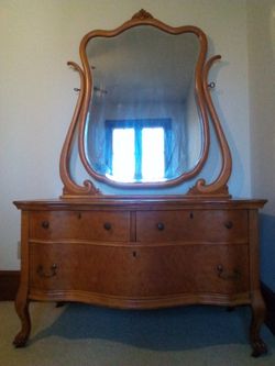 Northern Furniture Company - Dresser with mirror on castors - Made in USA