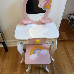 Kid’s Vanity Make Up Station 