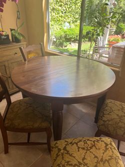 Expandable leaf table and 6 matching chairs
