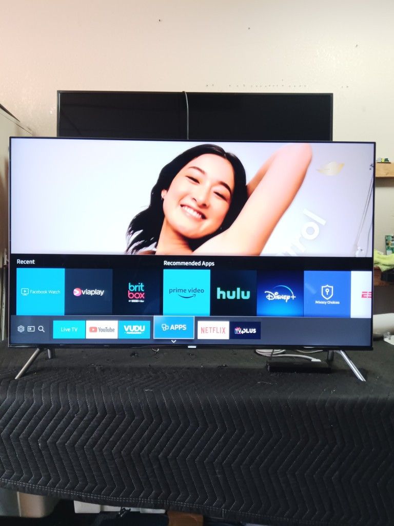 50 inch samsung 4k smart tv really nice tv comes with remote shows great picture works perfect guaranteed