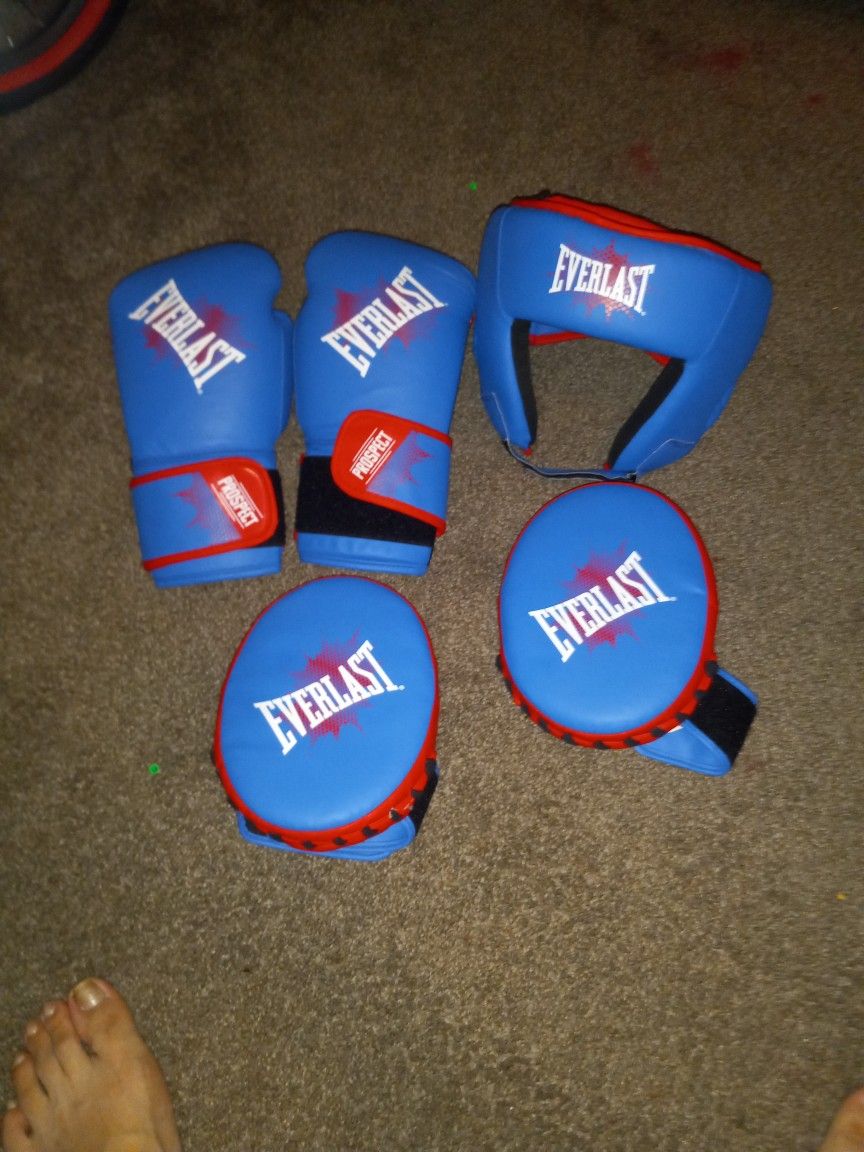 Everlast Boxing Kit New, Must Pick Up