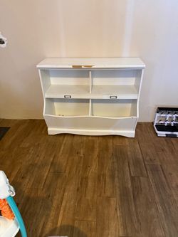 Book self / toy cubby