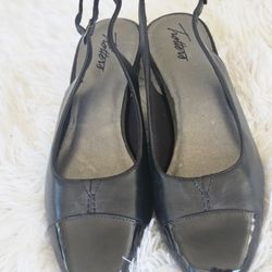 Trotter black low heel sz 7 charol & leather
Zapato mujer negro cuero y charol talla 7 taco bajitoNew shoes, never worn because they're not my size. B