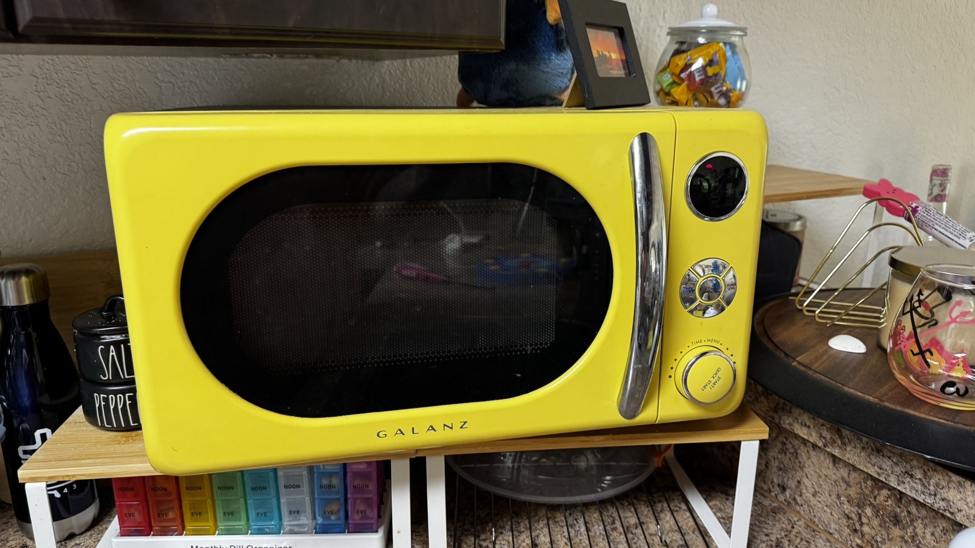 Galanz 0.7 Cu ft Retro Countertop Microwave Oven, 700 Watts, Yellow, New