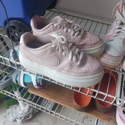 Nikes Women's Size 7