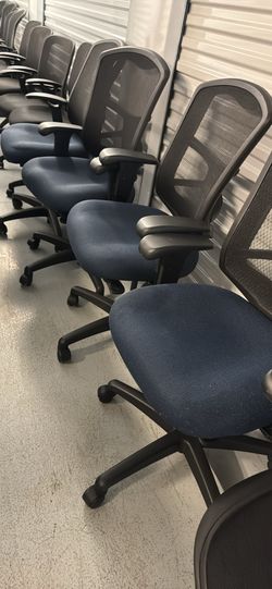 À Lot Of 30 Mesh Office Chairs For Sale Each For