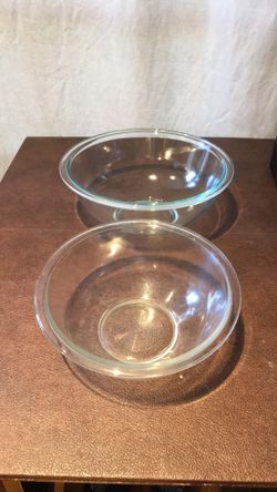 Vintage Pyrex mixing bowls