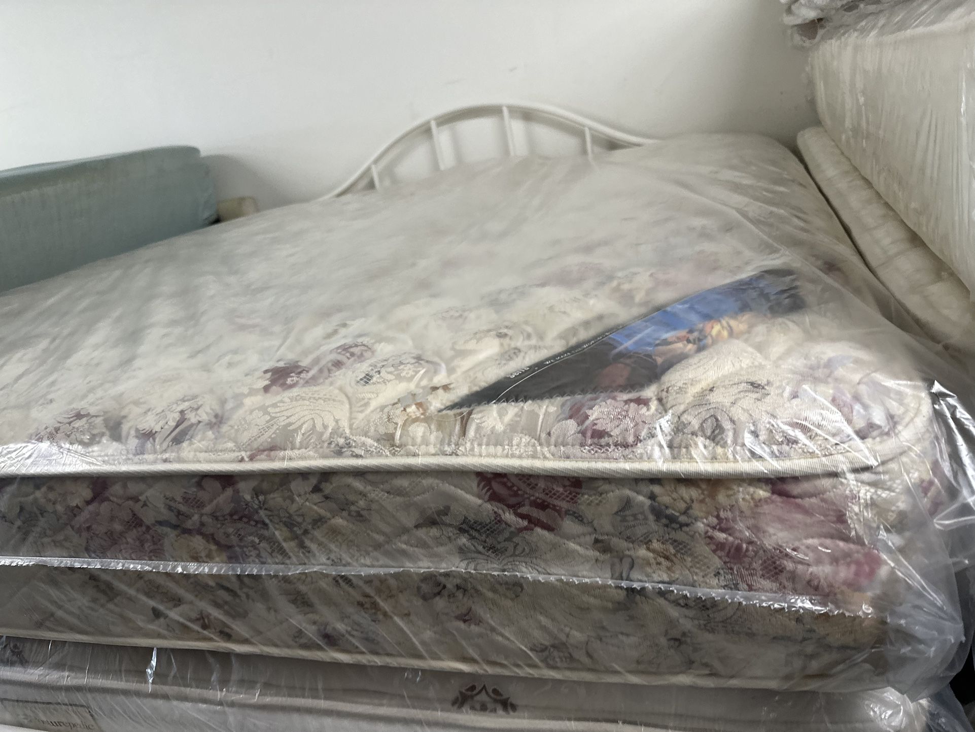 SERTA   KING SIZE MATTRESS AND BOX SPRING SET 