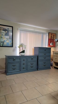 BEAUTIFUL DIXIE 9 DRAWERS DRESSER AND 5 DRAWERS CHEST FOR SALE! HIGH QUALITY, IN EXCELLENT CONDITION