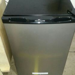 Almost New Frigidaire Refrigerator Medium Size Dorm Fridgest