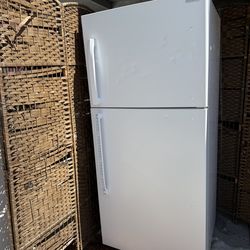 Top-Freezer Refrigerator White Insignia 18 Cu Ft used work great, more info in the description