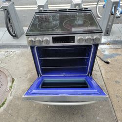 30 Inch Electric Stove Excellent Condition