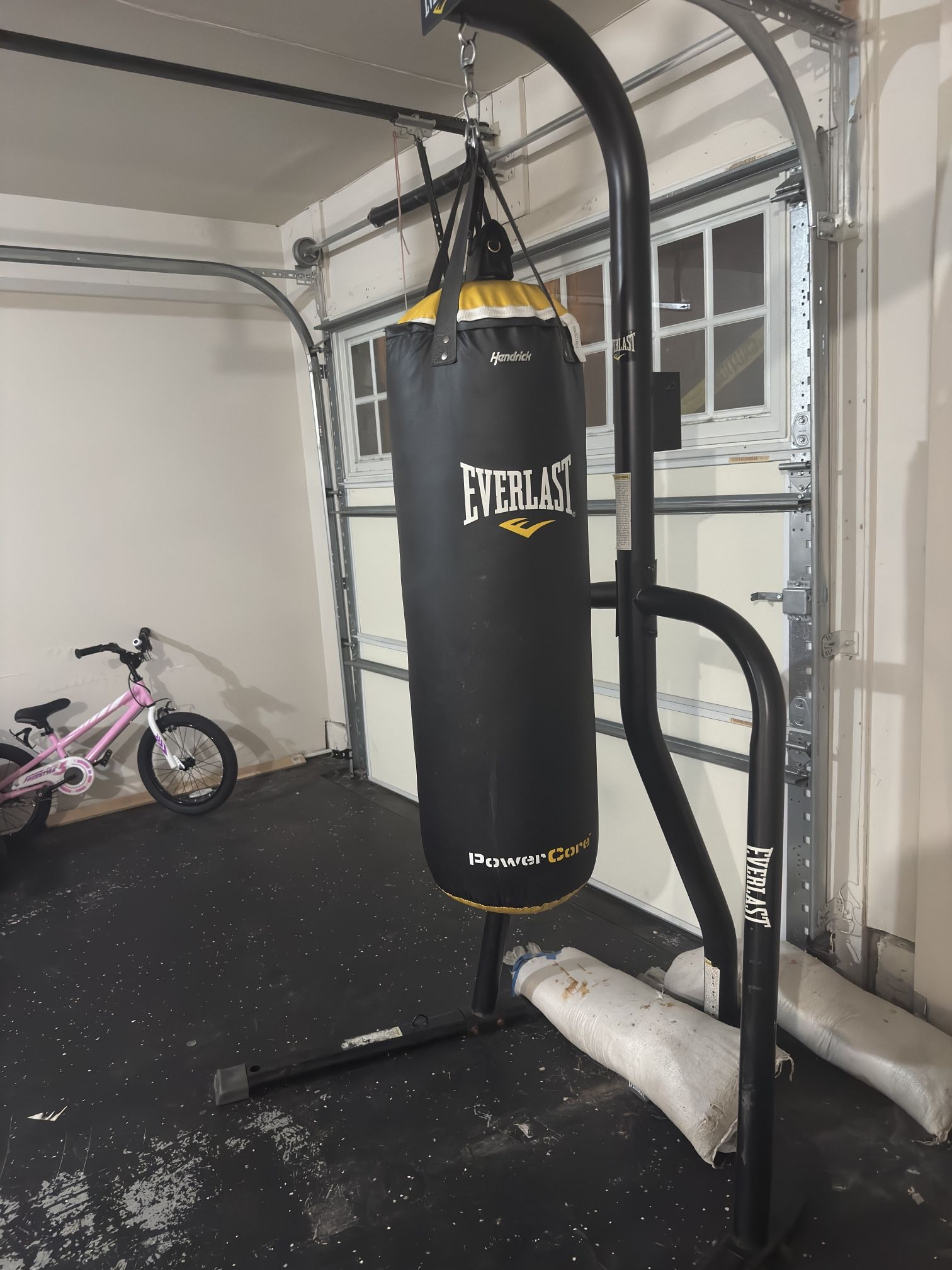 BOXING BAG WITH STAND