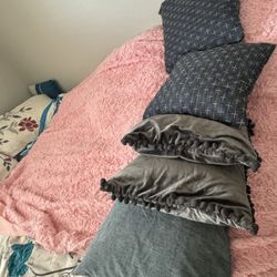 5 Pillows With New Sheet