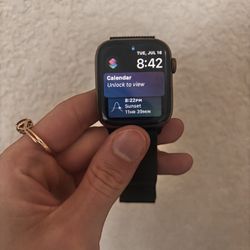 Apple Watch Series 5 Works Good