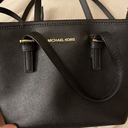AllBlack Michael Kors Handbag With Adjustable Straps! 