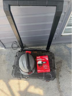 Caja de herramientas cacao con luz Milwaukee y auriculares antiruido