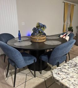Nice  kitchen  table  with  4  chairs