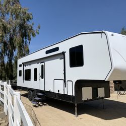 2017 Genesis Supreme 