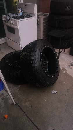 20"x 12.5 fuel Weels and tire 8 lug