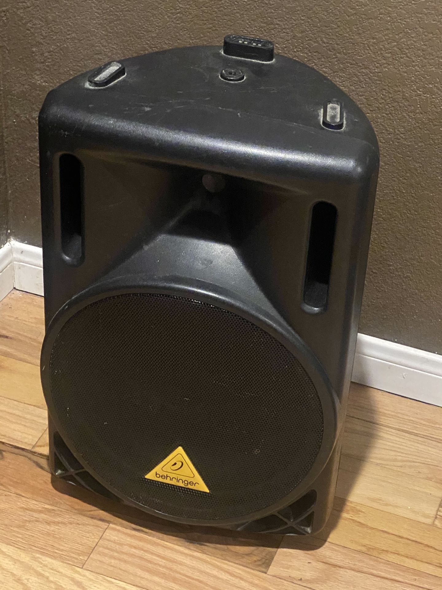 Powered DJ Speaker / Monitor Behringer Eurolive B212D Active PA Speaker