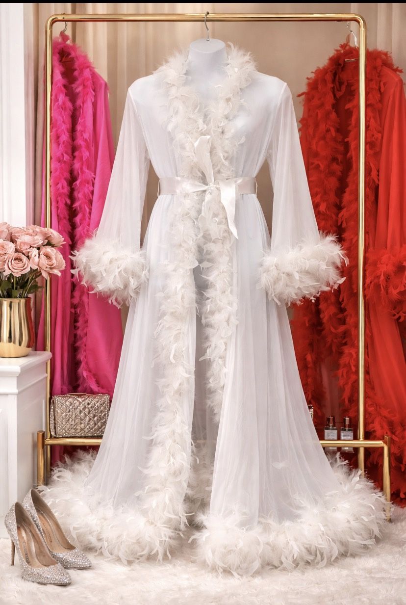 “Luxury Feather Women’s Robe – Soft Sheer Fabric with Elegant Feather Trim. Perfect for Bridal, Boudoir, and Special Moments. High Quality & Profess