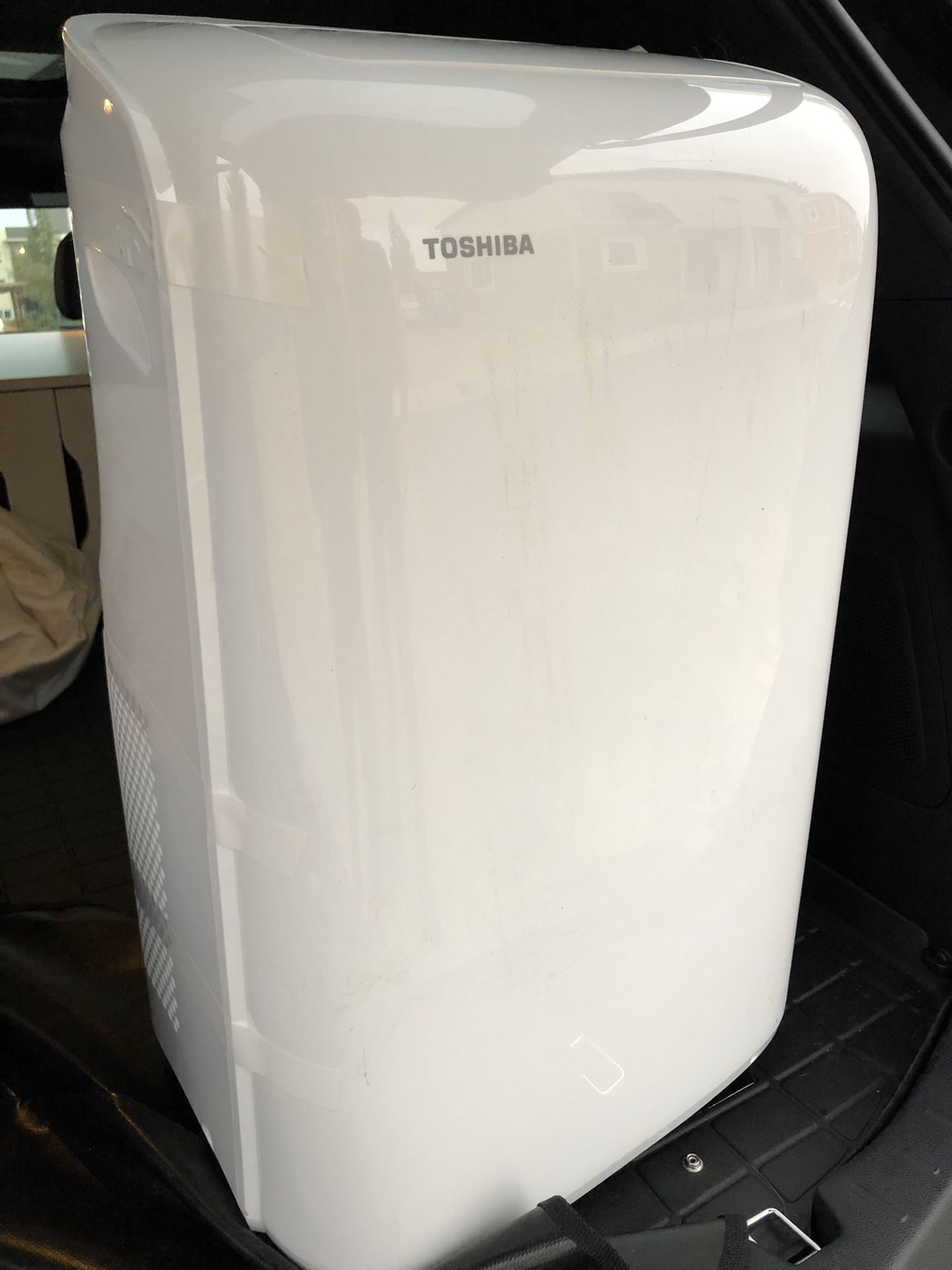 Toshiba Air conditioner 12000BTU- with dehumidifier