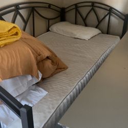 Twin Daybed with mattress 