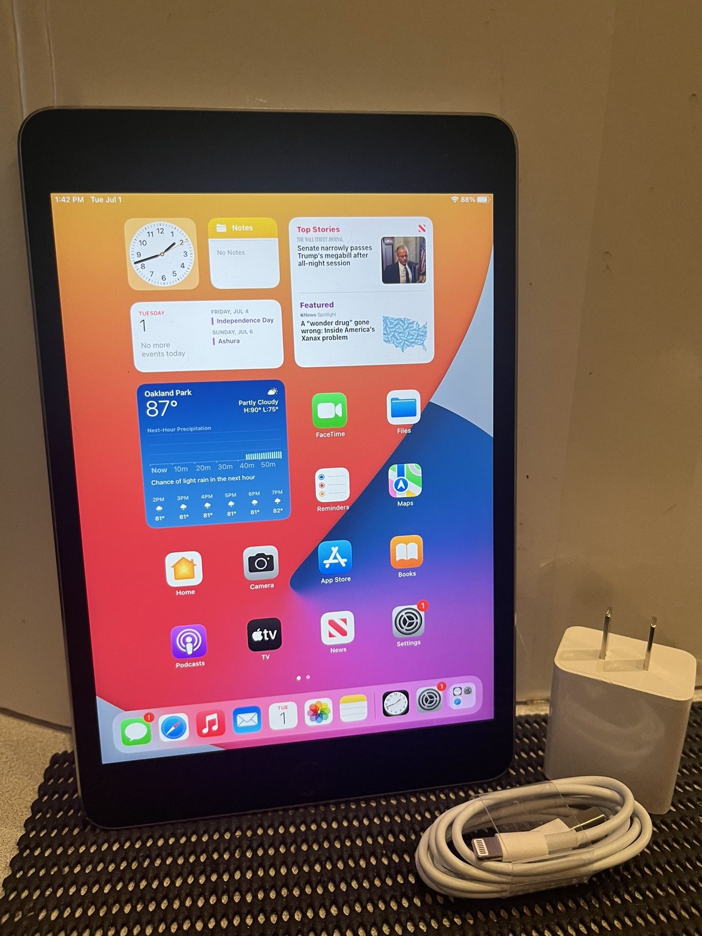 Apple iPad MINI 4 16GB WiFi 7.9” iPad—Space Gray complete with lightning cable and Charger