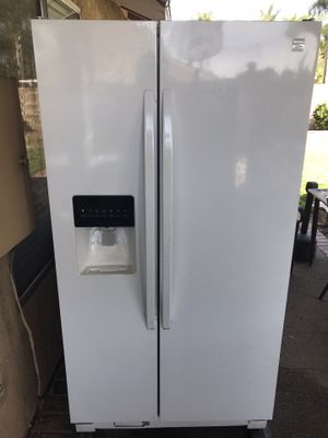 Photo White kenmore refrigerator w/ ice and water dispenser works excellent super cheap price!!