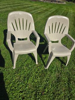 2 outdoor plastic chairs