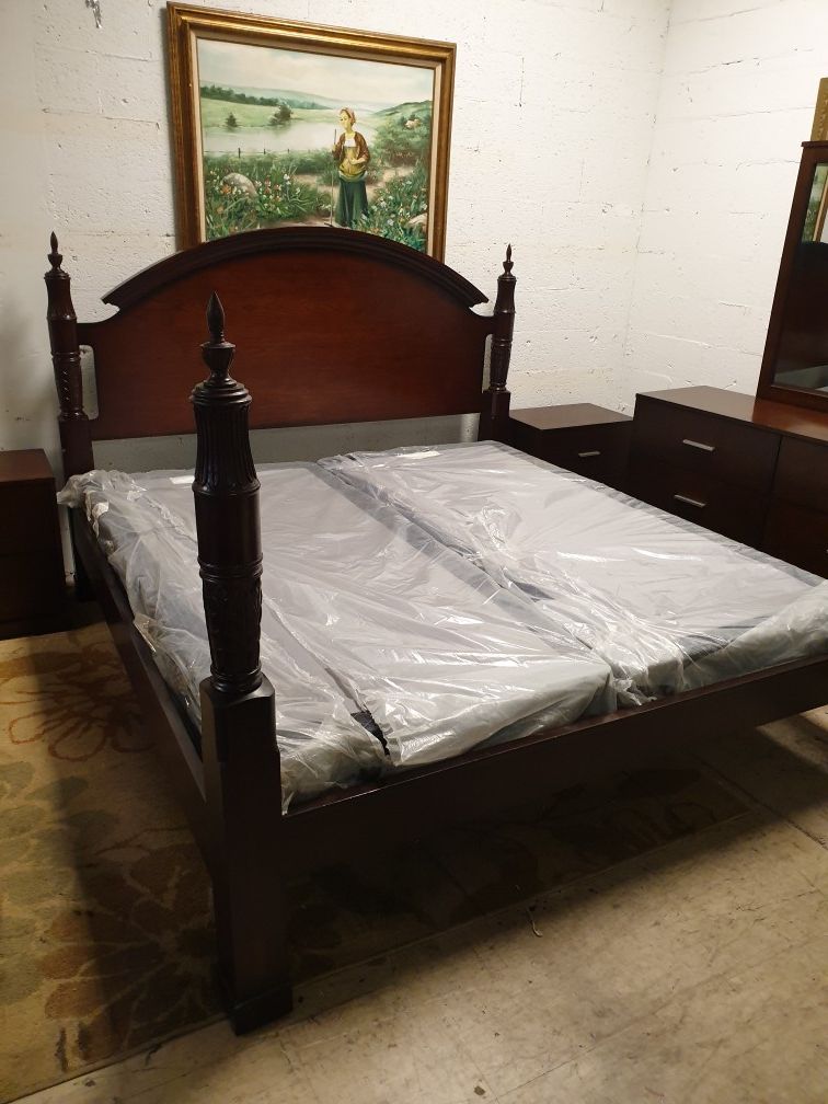 King size bedroom set solid wood in excellent condition