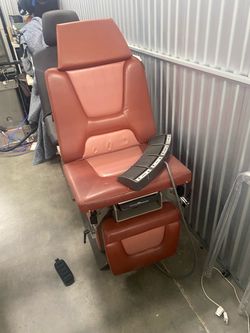 Tattoo/ dental chair w/foot peddle