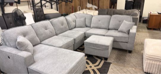 New Sectional Couch with Reversible Chaise! Free Delivery 🚚!
