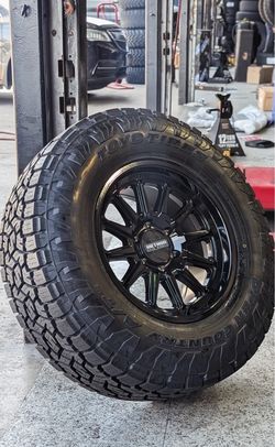 17” 6 Lug Method 323 in Gloss Black with Toyo AT3 35/13.50R17LT LR E ‼️
