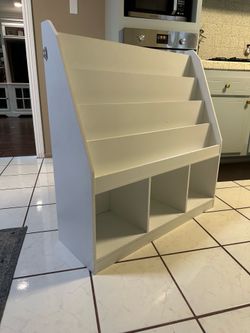 Wooden toddler bookshelf (fully built in great shape)