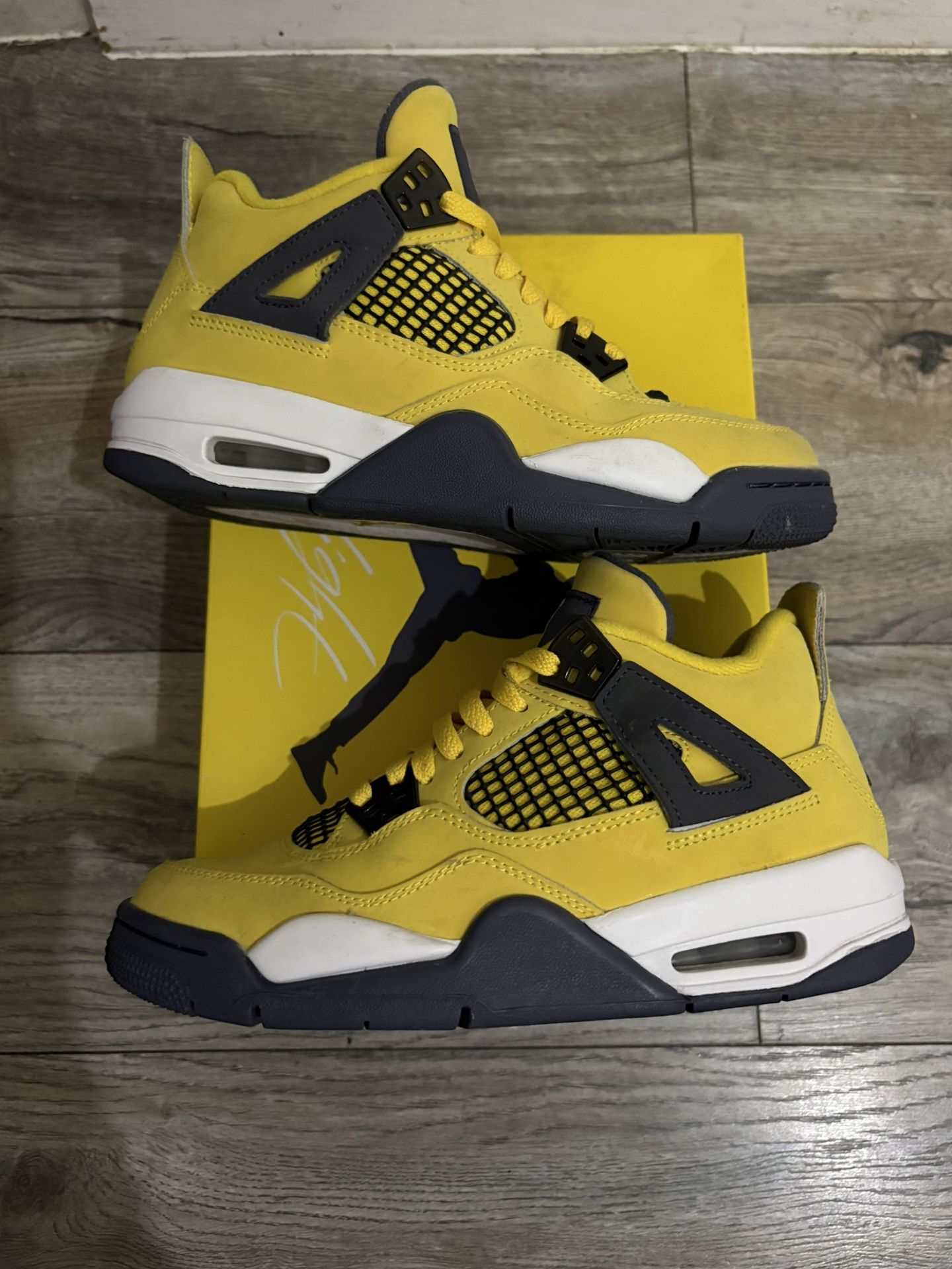 Jordan 4 retro Lightning - Size 5Y - Like New