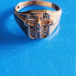 3.7 Grams Of 10 Karat Gold Cross Ring