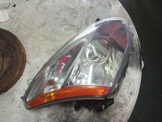2011-2012  Nissan Rogue right side headlight