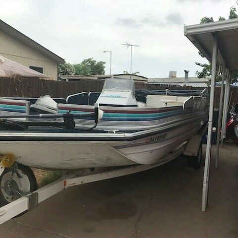 Lowe 2220 Deckboat