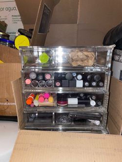 Boxy girl makeup organizer