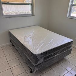 Queen mattress regular set with box spring ( 2pc brand new) 