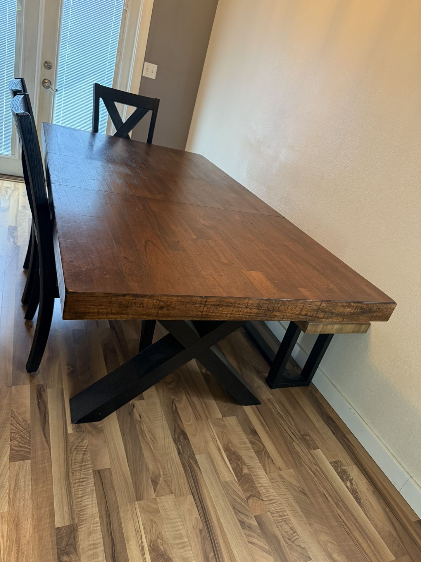 Dining/kitchen Table