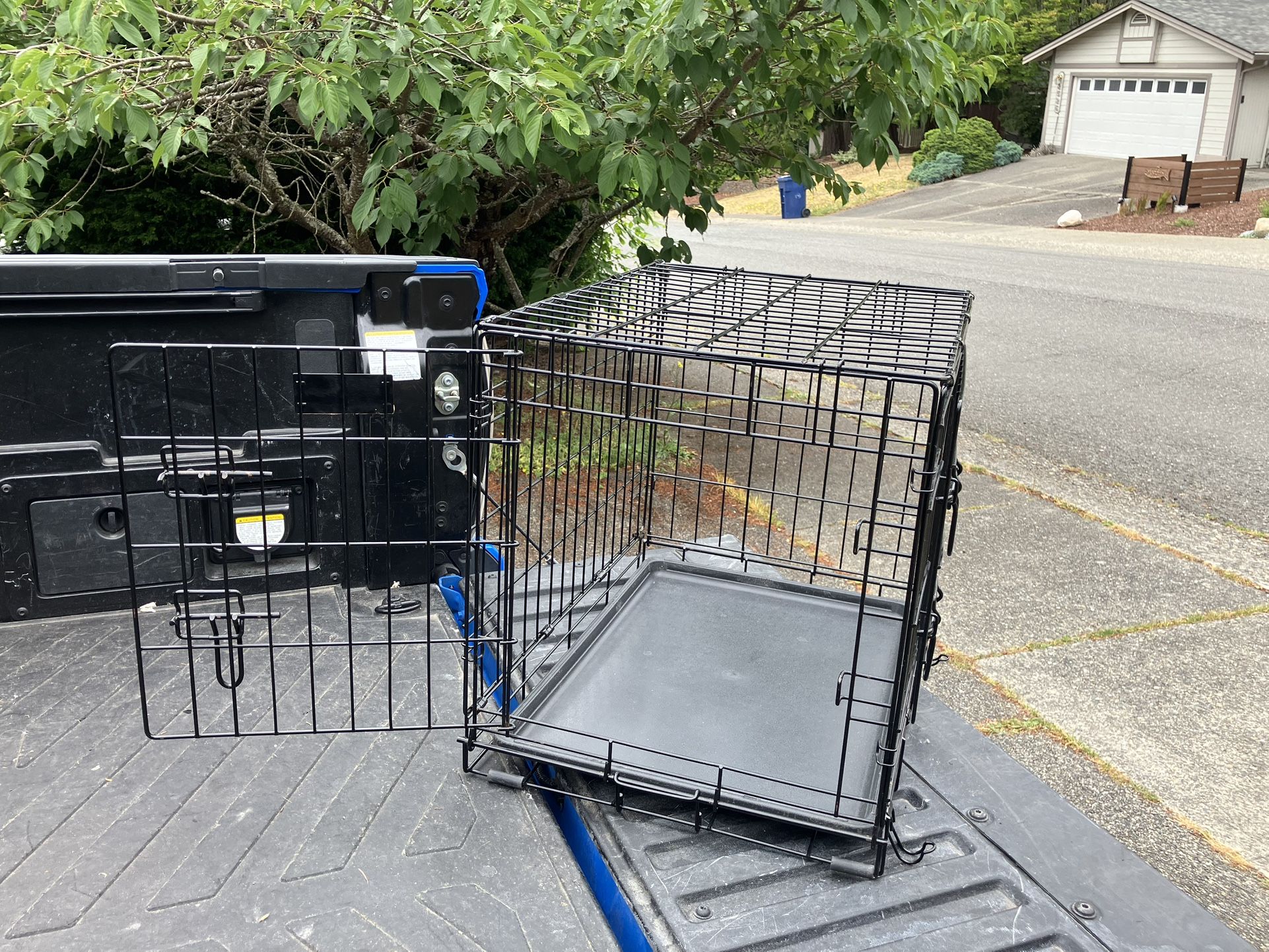 Small Dog Puppy Rabbit Kennel Crate Collapsible like New 24” L by 17”W 19”