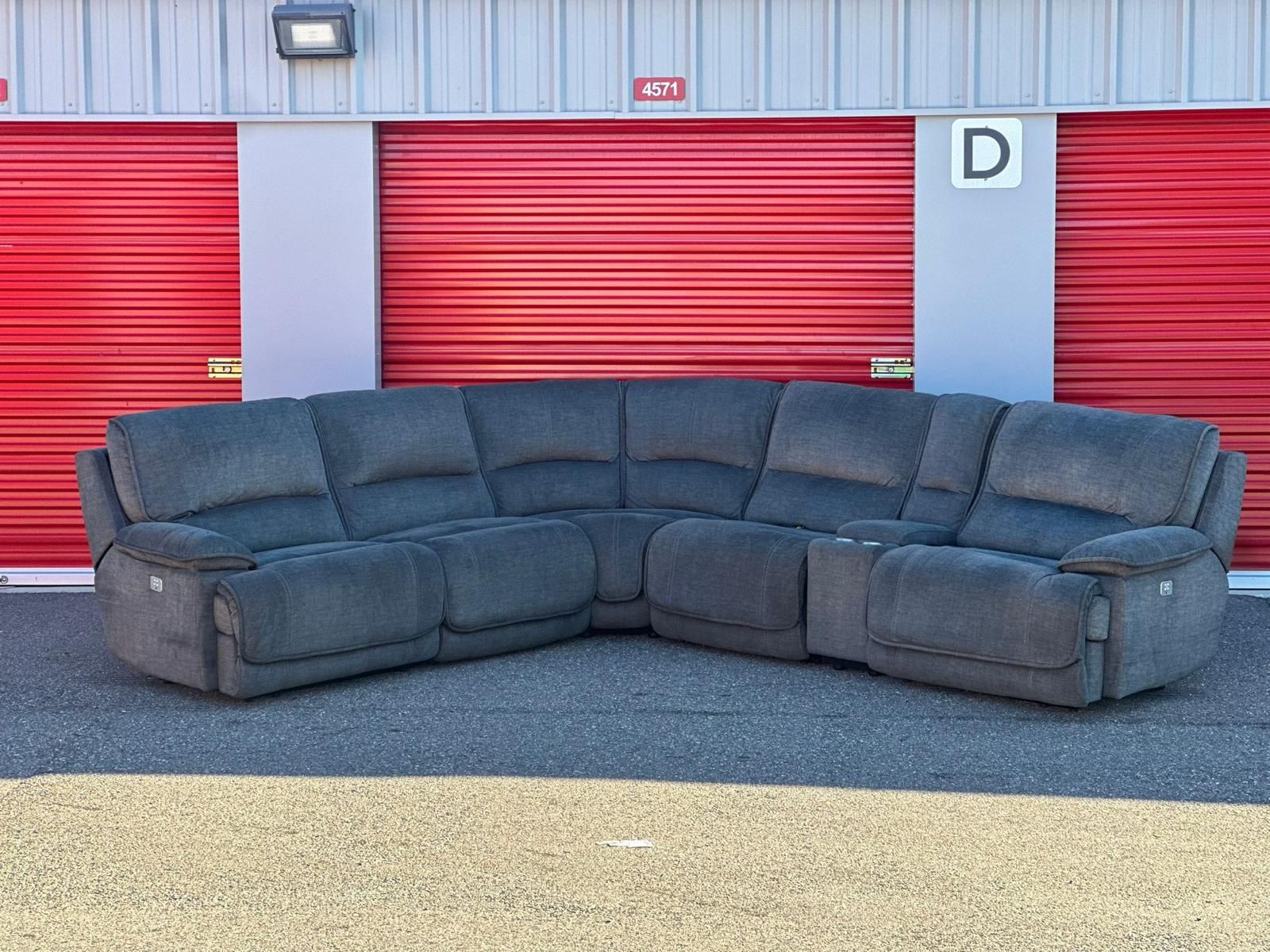 LIKE NEW ASHLEY FURNITURE POWERED RECLINER SECTIONAL COUCH - DELIVERY AVAILABLE 🚚