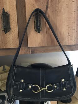 Coach leather shoulder bag 💼 nice 👍🏼 $40.